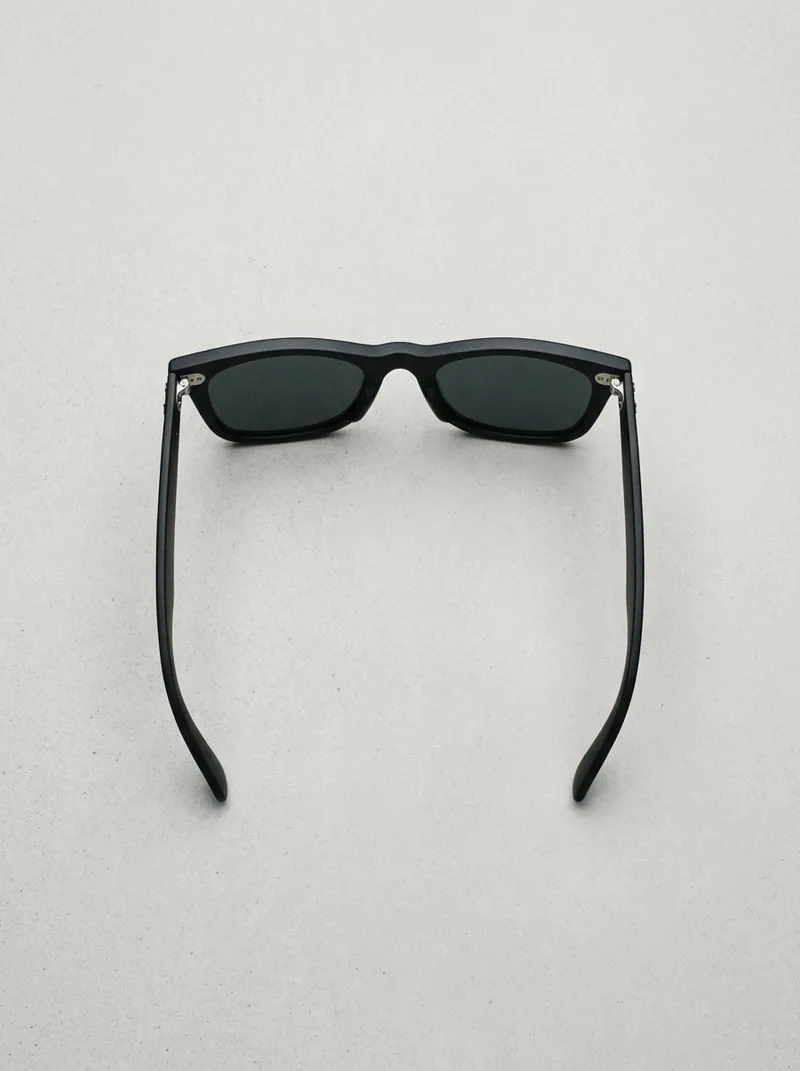 Sunglasses product photo before virtual try-on